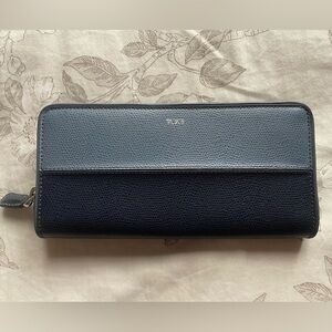 TUMI Navy Blue Two Tone Ziparound Leather Wallet Rectangular Long Slim Classic
